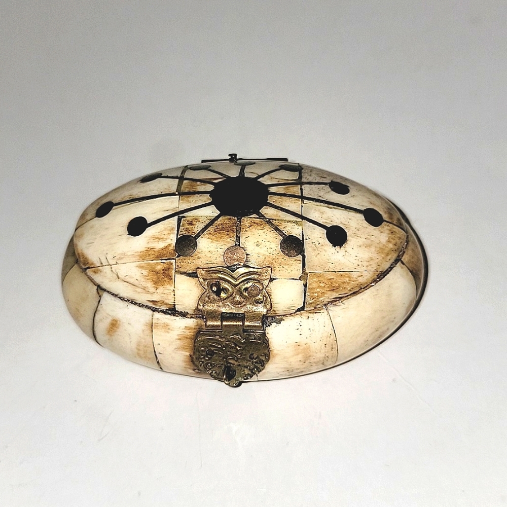 VINTAGE OVAL TRINKET PILL BOX BOVINE BONE BRASS INLAY HANDMADE